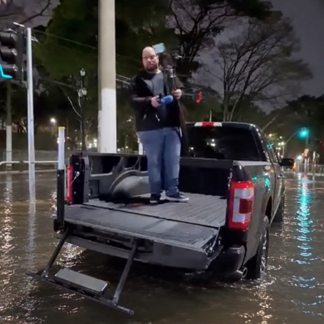 O jornalista Marcello Oliveira com a Ford F-150 na cobertura das enchentes no Rio Grande do Sul em 2024
